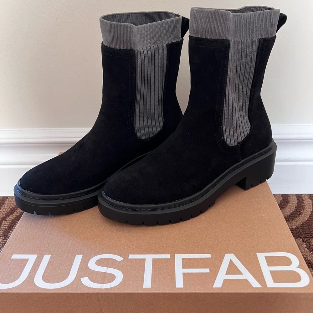 Brand Just Fab / Brand new with box
Daiya chelsea bootie / size 6